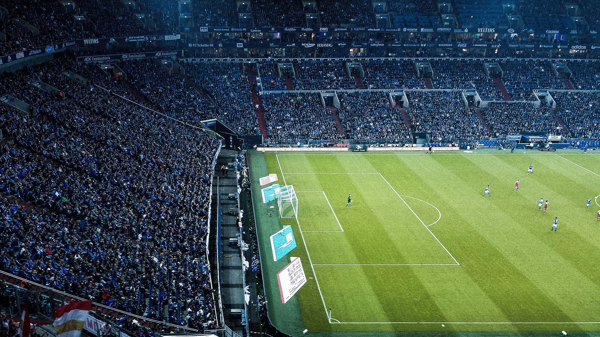 冰球联赛激战正酣,豪门对决引爆球迷热情,新秀表现抢眼